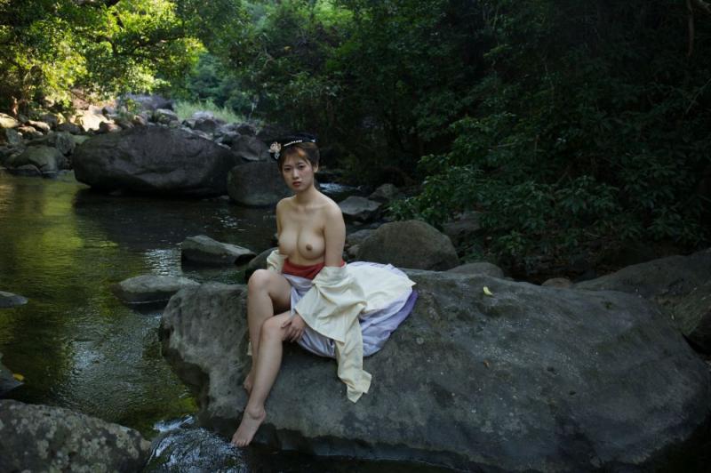 大自然中的露乳美女