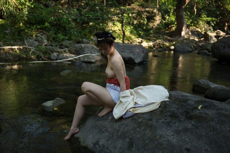 大自然中的露乳美女