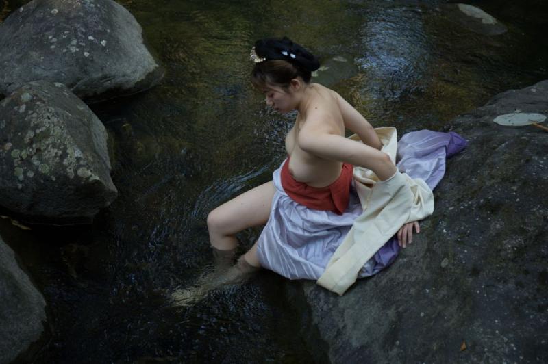 大自然中的露乳美女