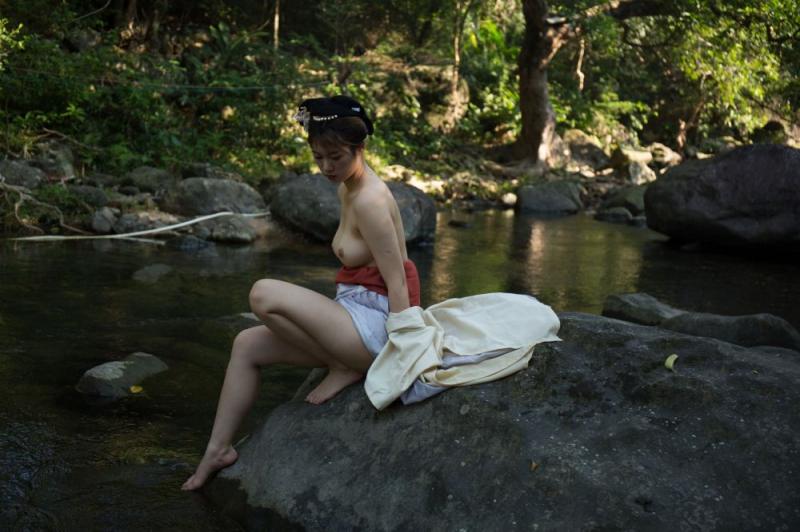 大自然中的露乳美女