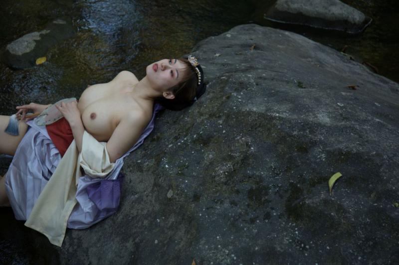 大自然中的露乳美女