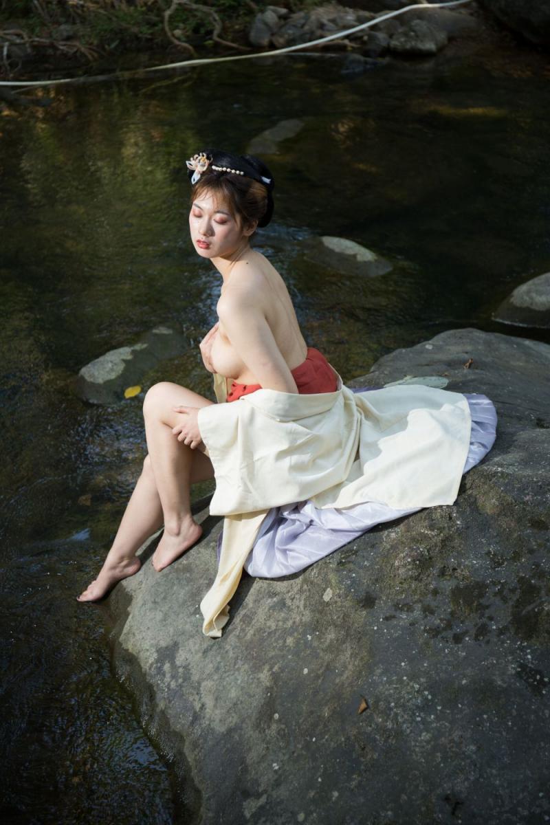 大自然中的露乳美女