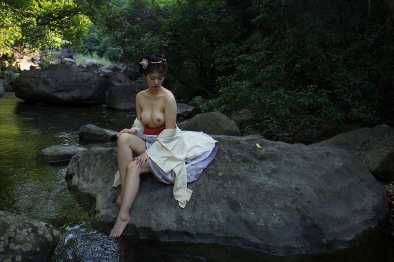 大自然中的露乳美女