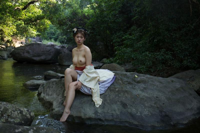 大自然中的露乳美女