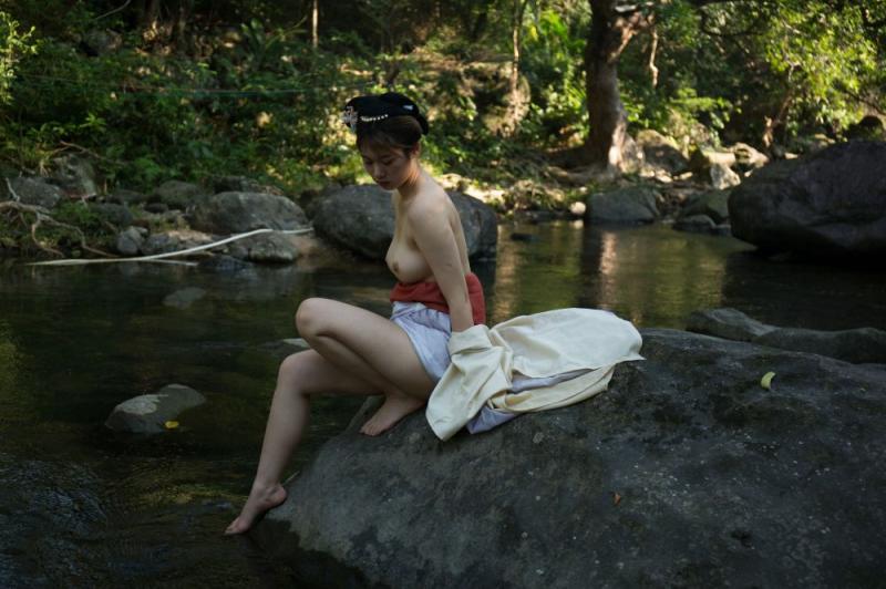 大自然中的露乳美女