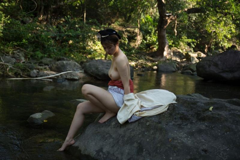 大自然中的露乳美女