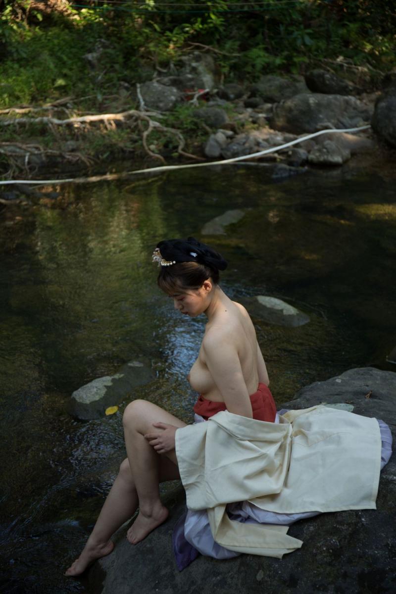 大自然中的露乳美女