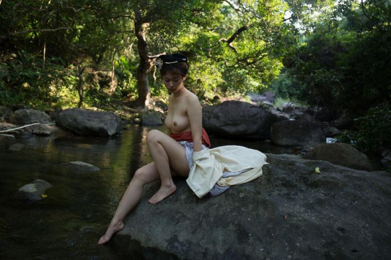 大自然中的露乳美女