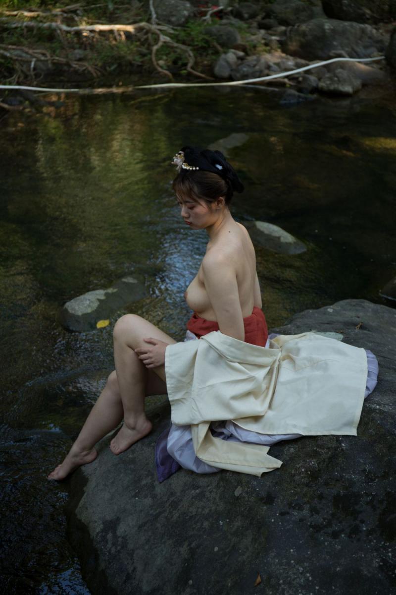 大自然中的露乳美女