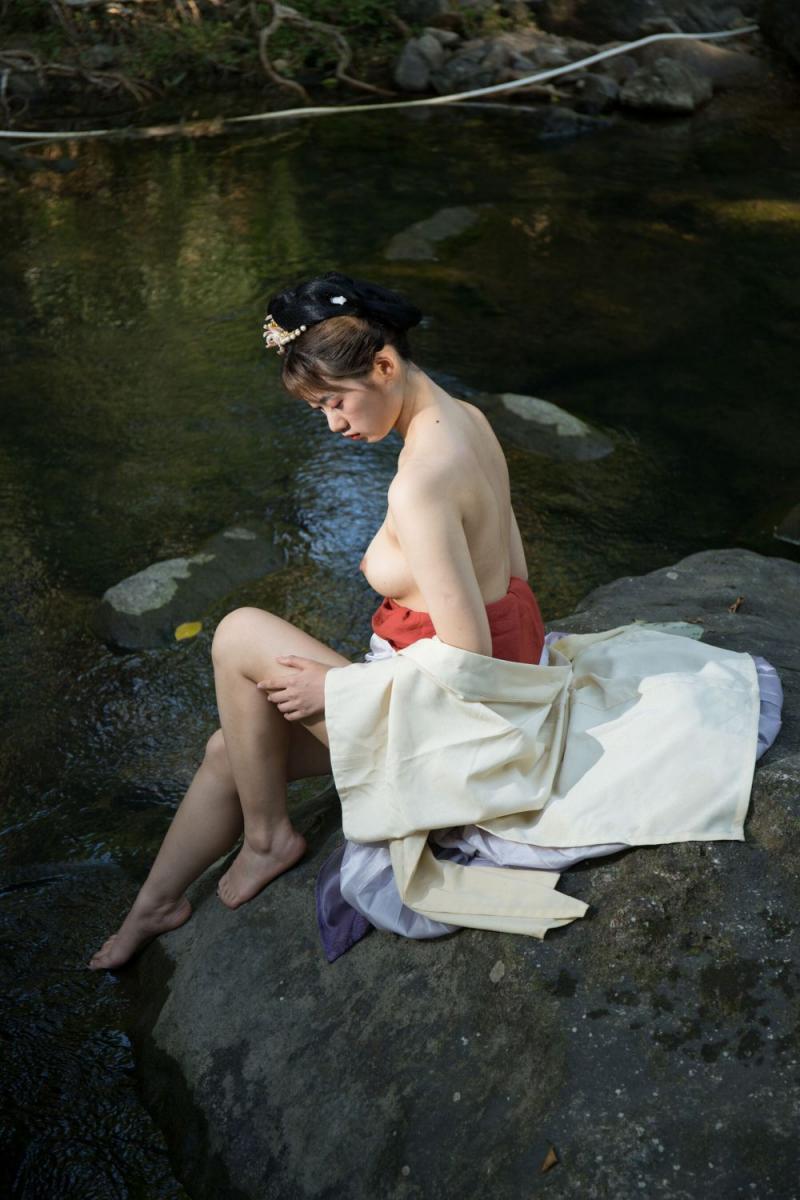 大自然中的露乳美女