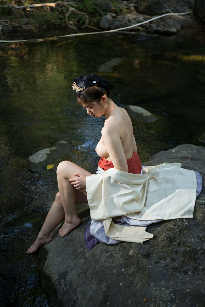 大自然中的露乳美女