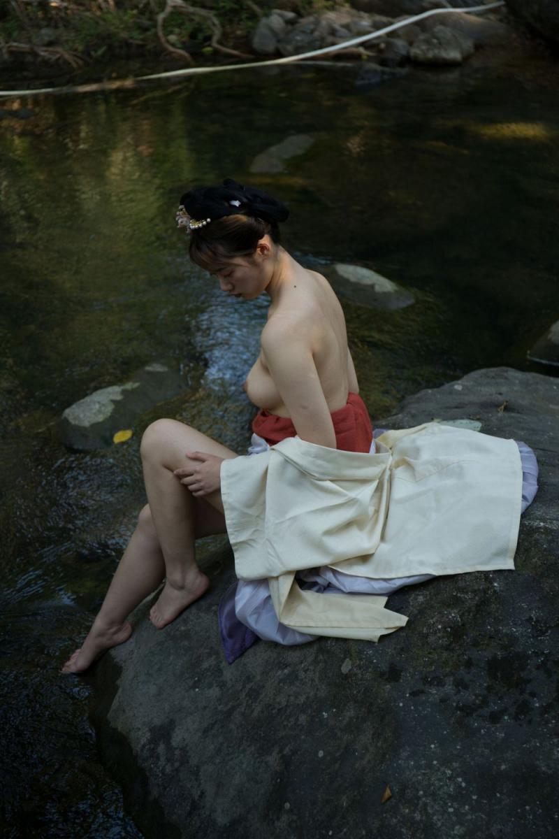 大自然中的露乳美女