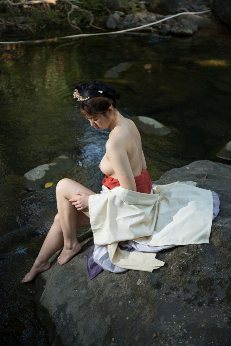 大自然中的露乳美女