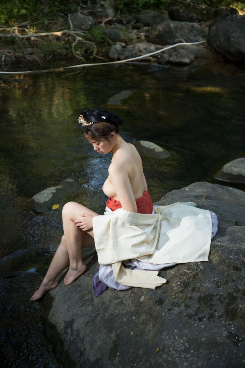 大自然中的露乳美女