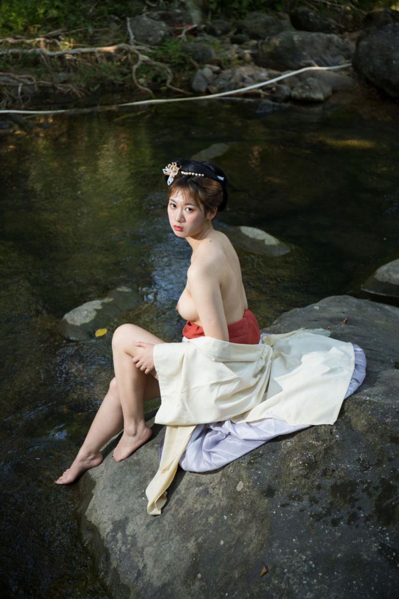 大自然中的露乳美女