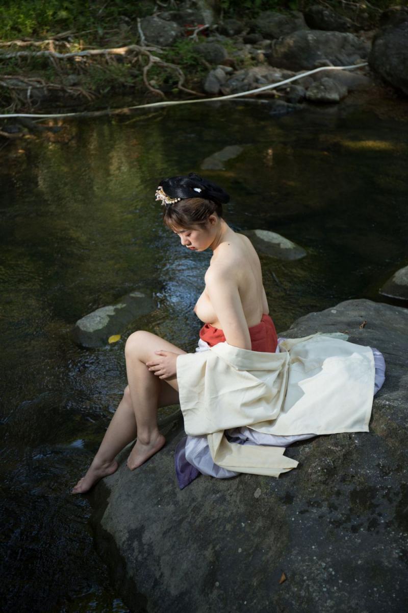 大自然中的露乳美女