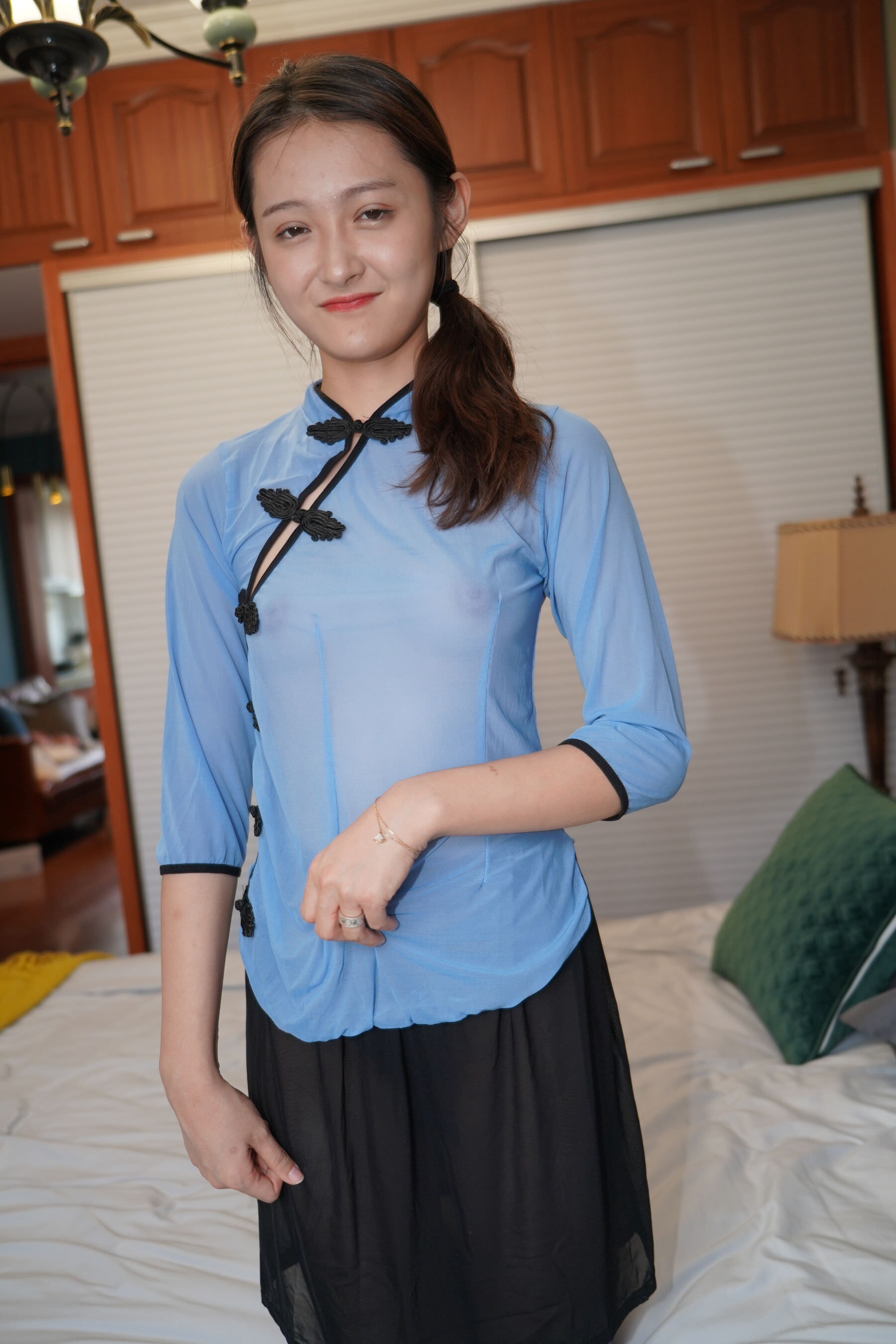 俏丽小妞极品的黑丝诱惑