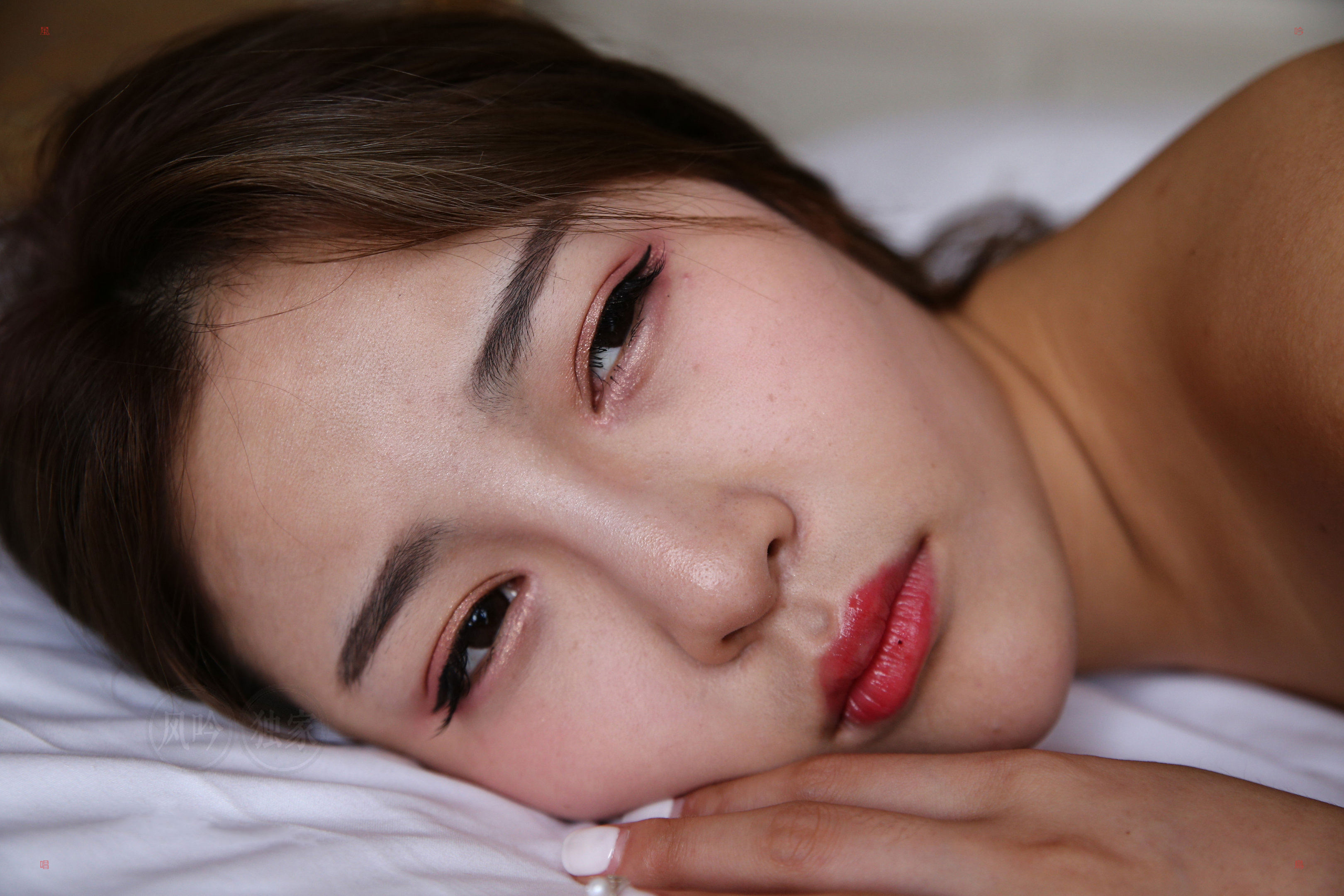 床上的妹子如此迷离诱人