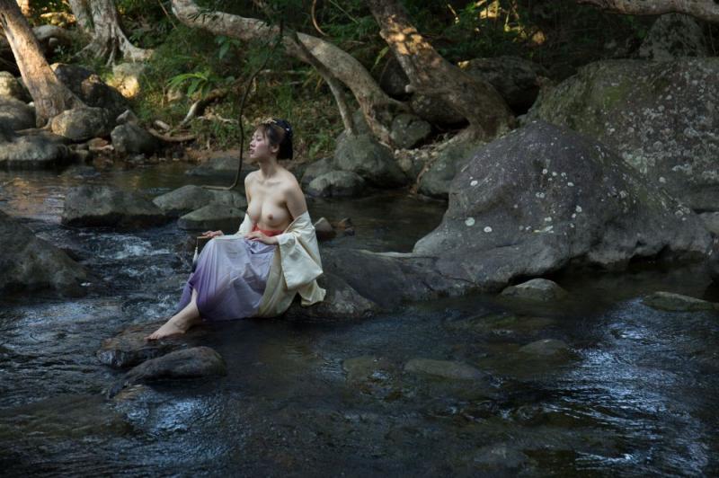 野外的白嫩美乳才好看