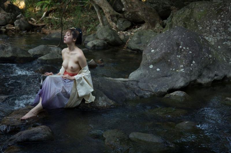 野外的白嫩美乳才好看