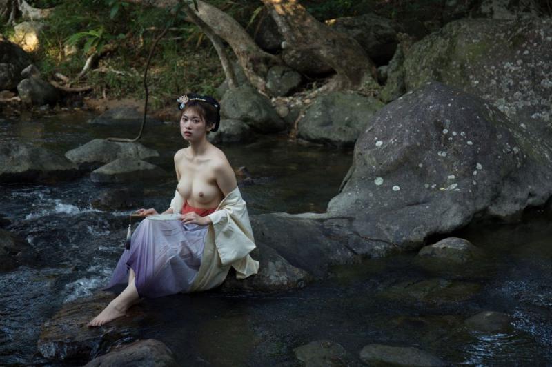 野外的白嫩美乳才好看