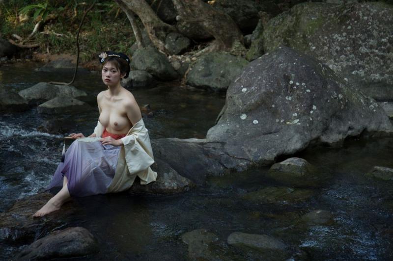 野外的白嫩美乳才好看