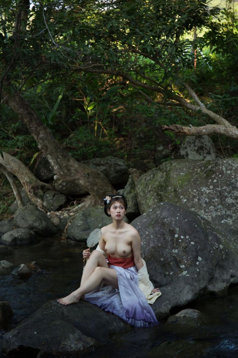 野外的白嫩美乳才好看