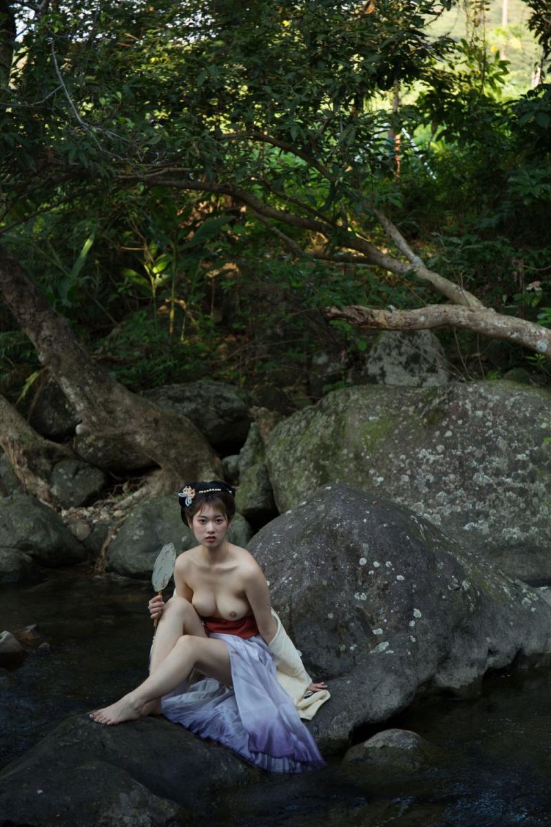 野外的白嫩美乳才好看