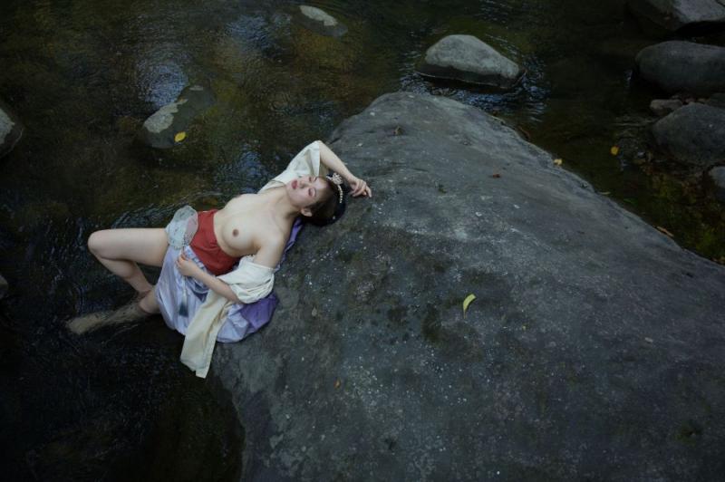 野外的白嫩美乳才好看