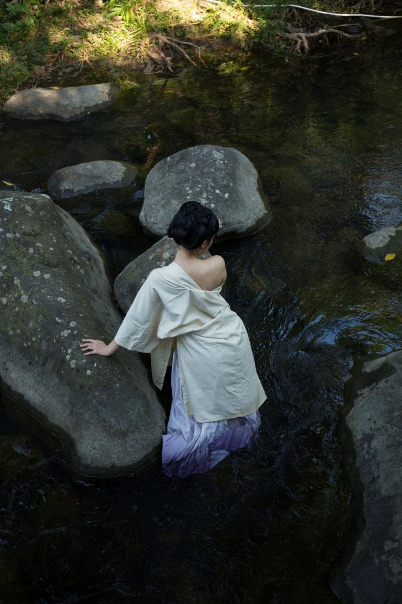 野外的白嫩美乳才好看