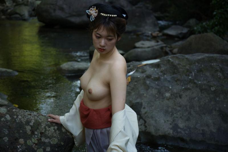 野外的白嫩美乳才好看