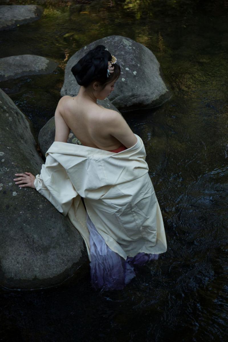 野外的白嫩美乳才好看