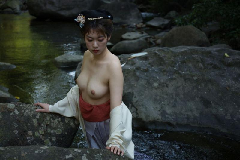 野外的白嫩美乳才好看