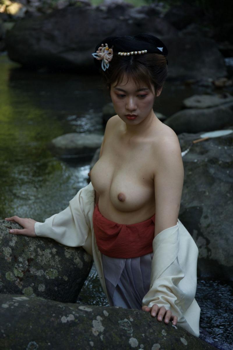 野外的白嫩美乳才好看