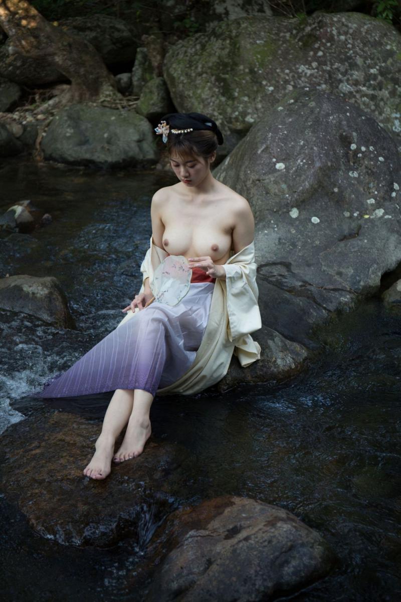 野外的白嫩美乳才好看