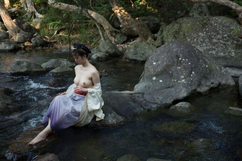 野外的白嫩美乳才好看