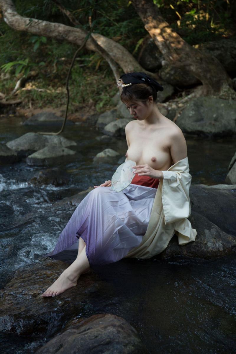 野外的白嫩美乳才好看