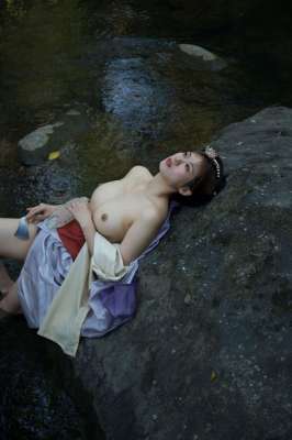 野外的白嫩美乳才好看