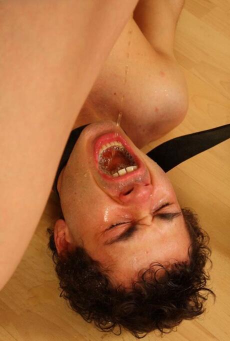 尿地下？还是接在嘴巴里吧