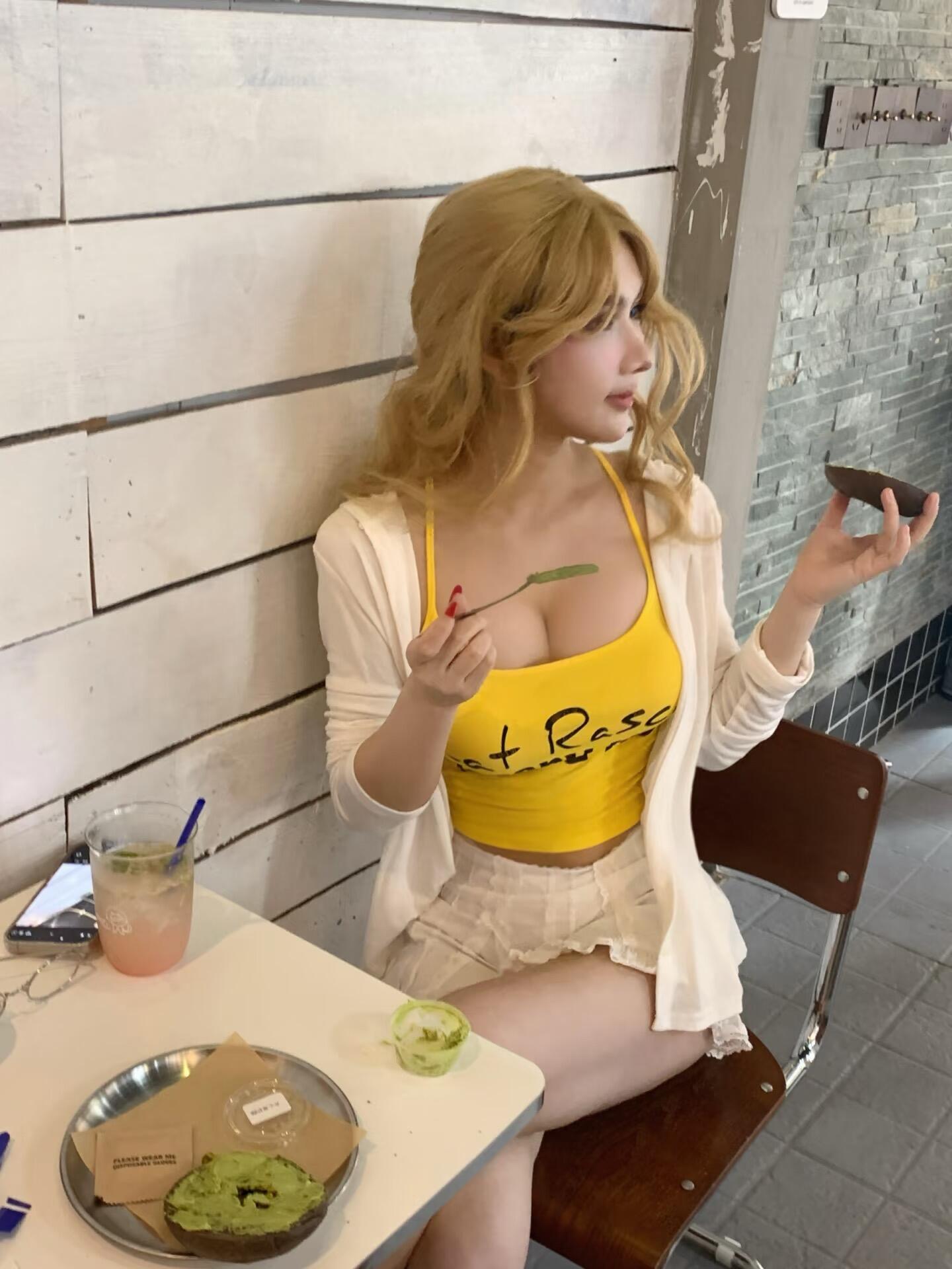 年轻就是好，前凸后又翘