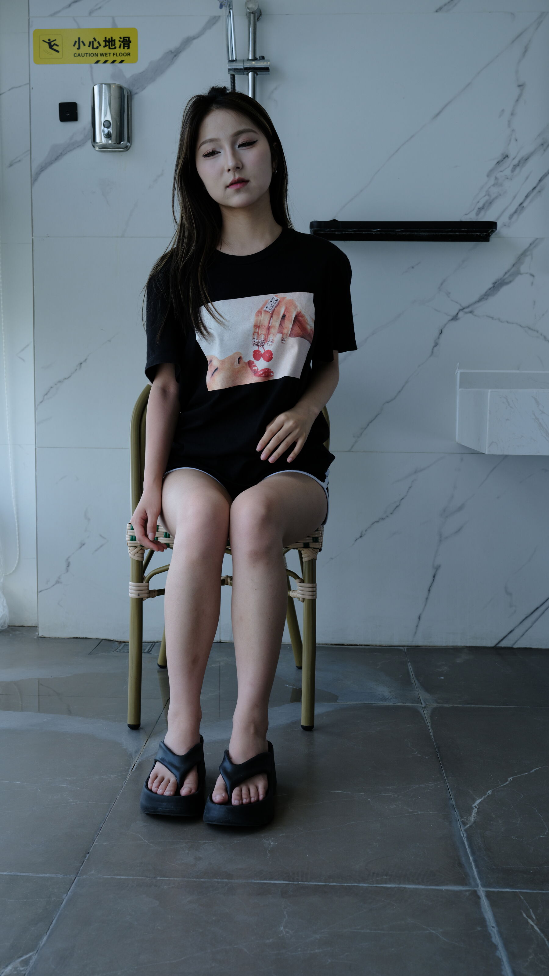 这妹子也是挺自然的展示