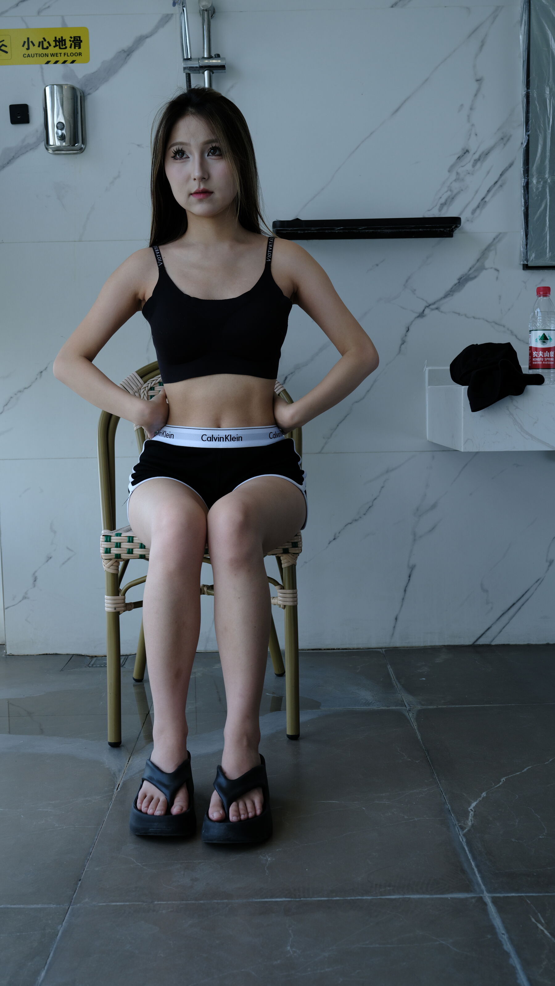 这妹子也是挺自然的展示