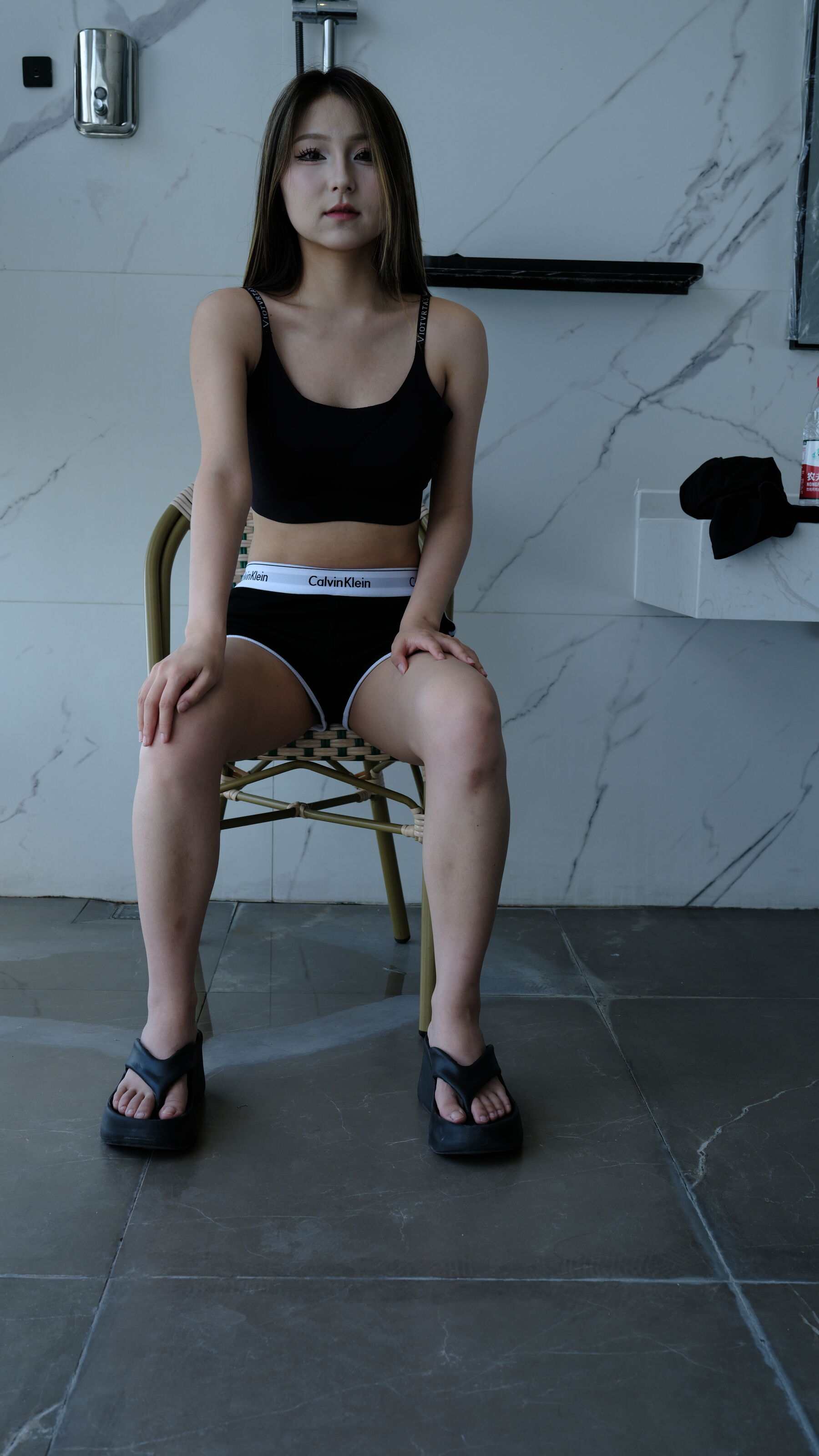 这妹子也是挺自然的展示