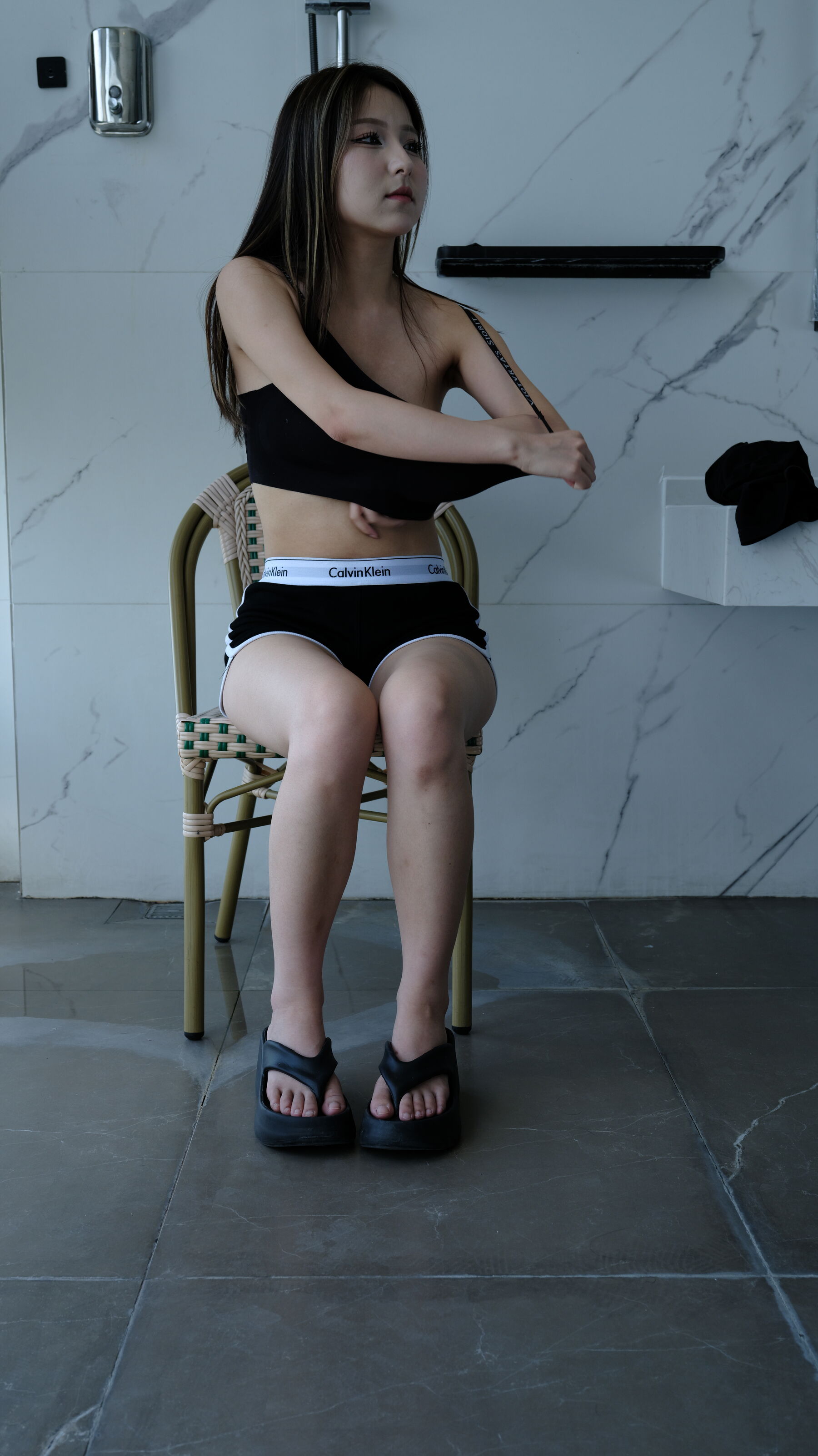 这妹子也是挺自然的展示