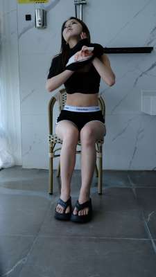 这妹子也是挺自然的展示