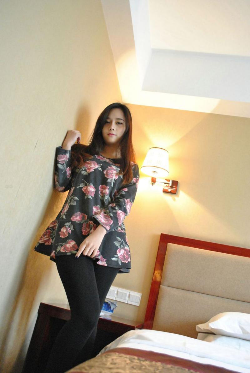 很有良家的感觉 奶子看上去很大