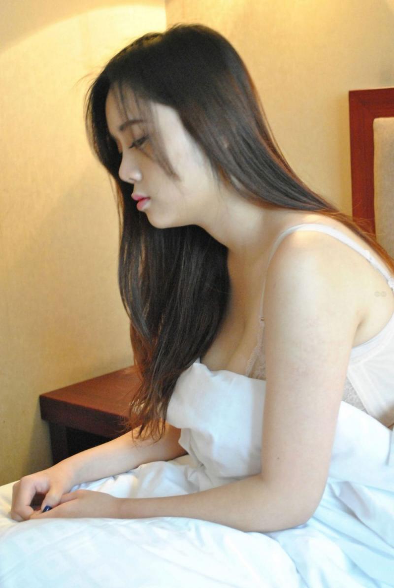 很有良家的感觉 奶子看上去很大