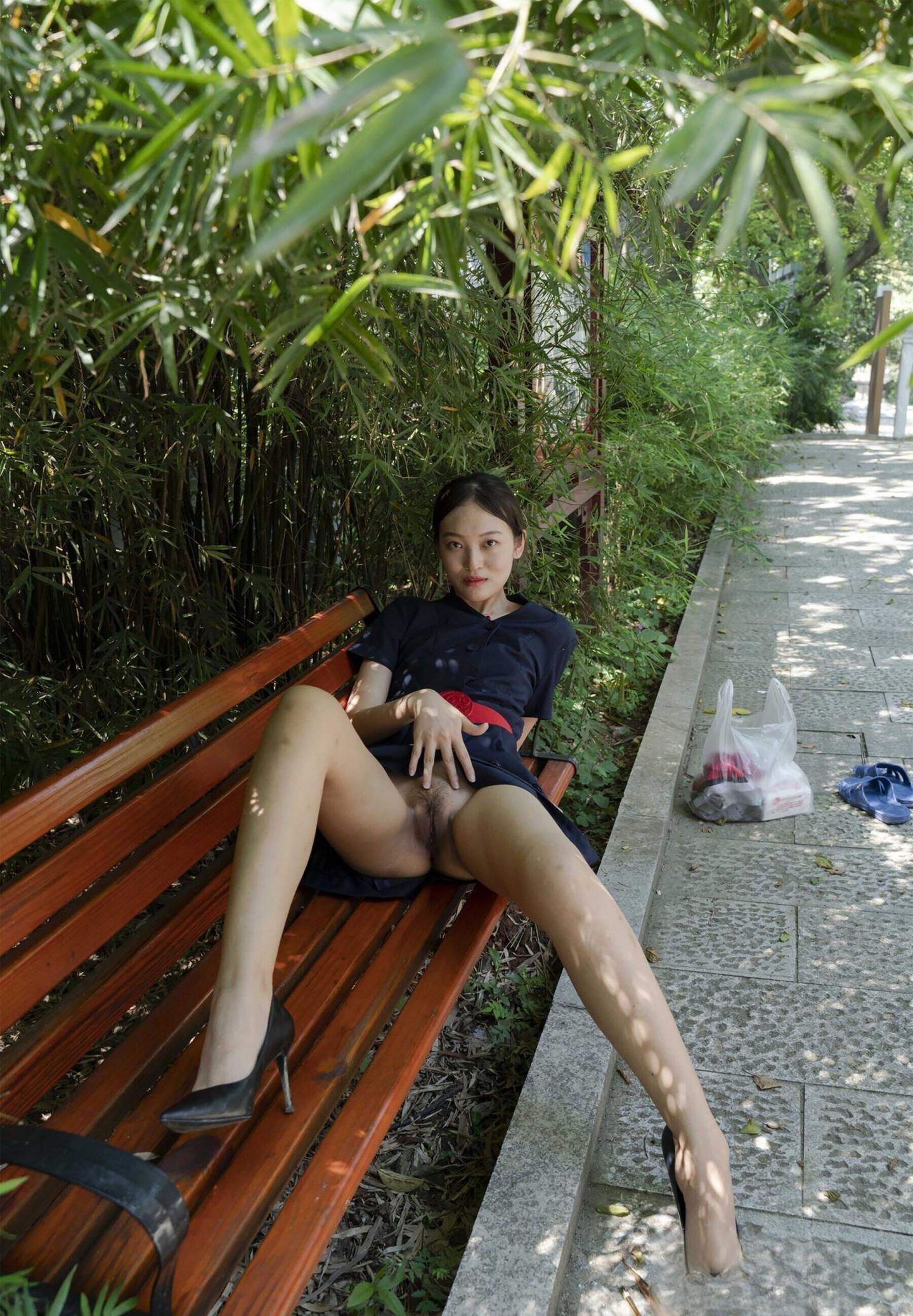 公园长椅上的漏出