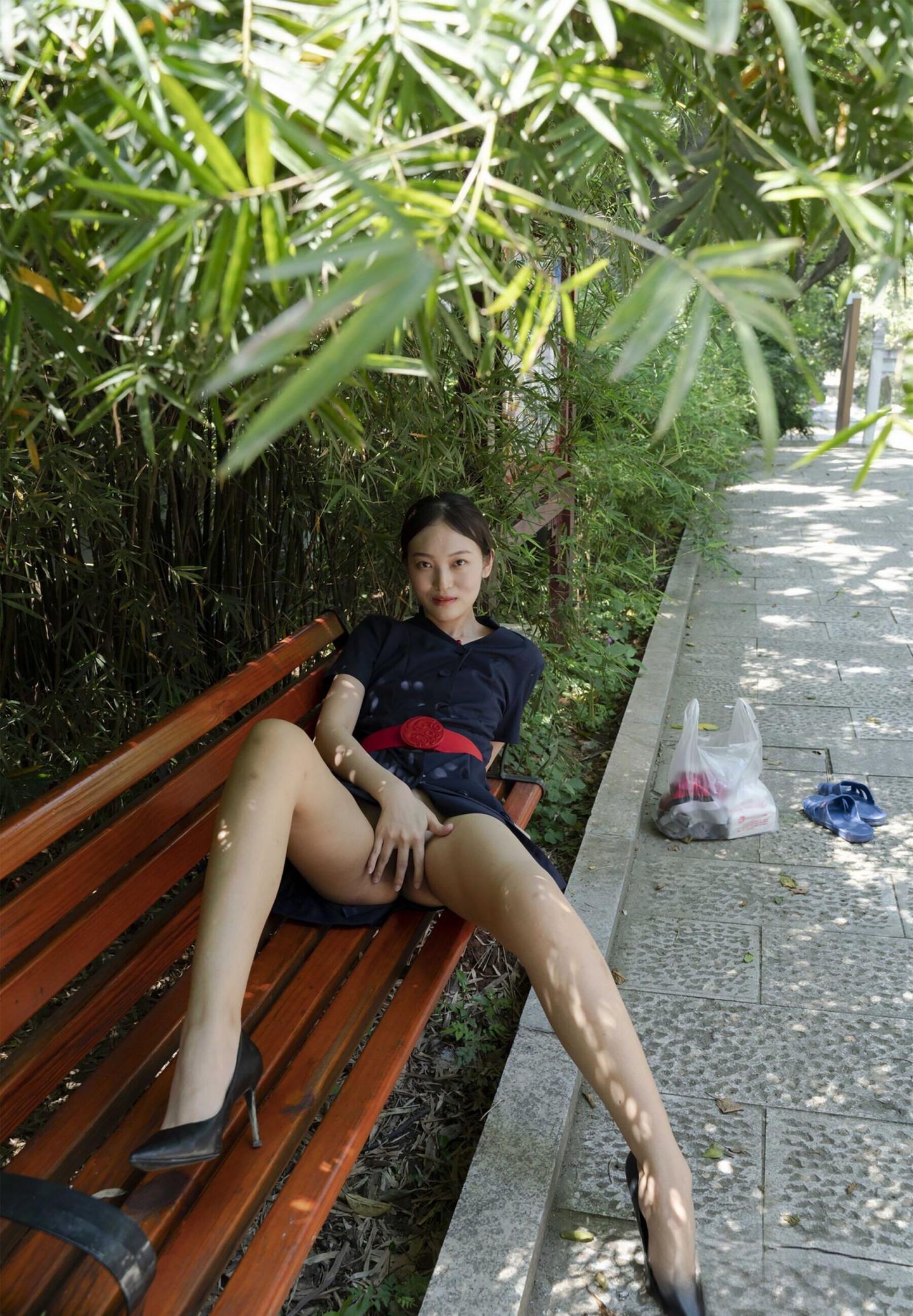 公园长椅上的漏出