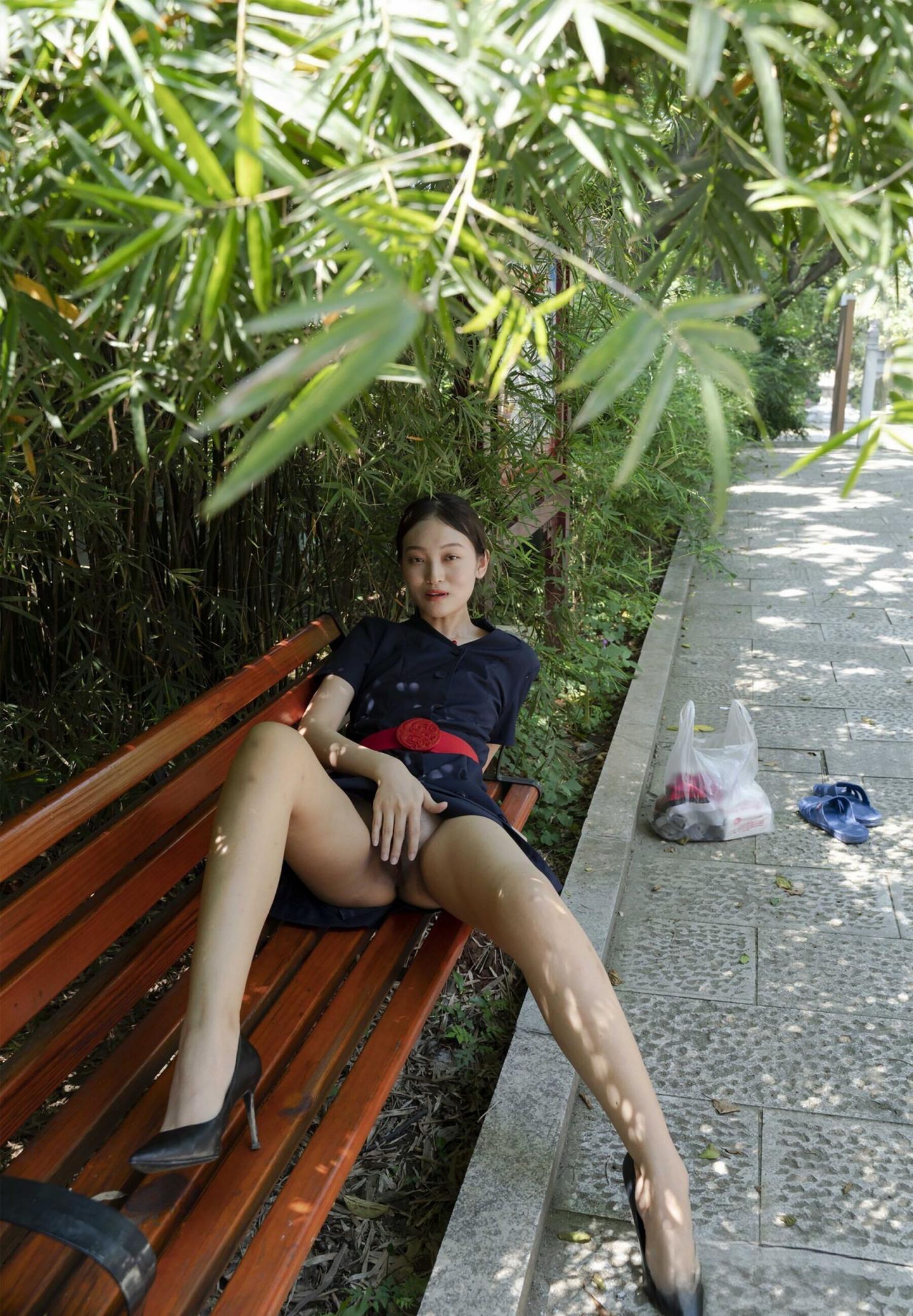 公园长椅上的漏出